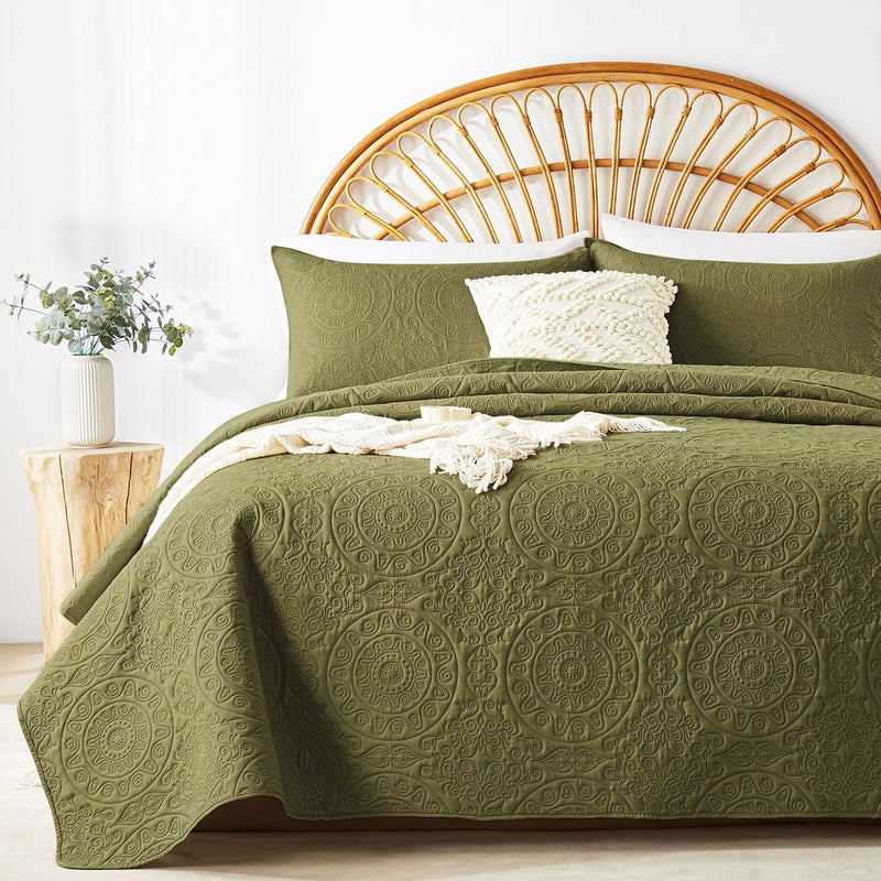 WURUIBO Olive Green Quilt Set King/Cal King Size  Embossing Microfiber Bedspreads with Pillow Sham  Ligthweight Breathable Thin Coverlet  Reversible Bedding Set for All Season (1 Quilt 2 Pillow Shams) - Image 1